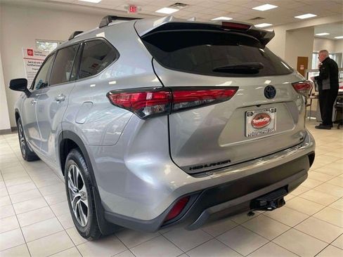 Certified 2022 Toyota Highlander XLE image 11