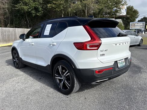 Used 2019 Volvo XC40 T4 R-Design image 3
