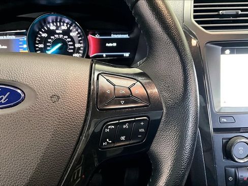 Used 2018 Ford Explorer XLT w/ XLT Appearance Package AWD/4WD image 12