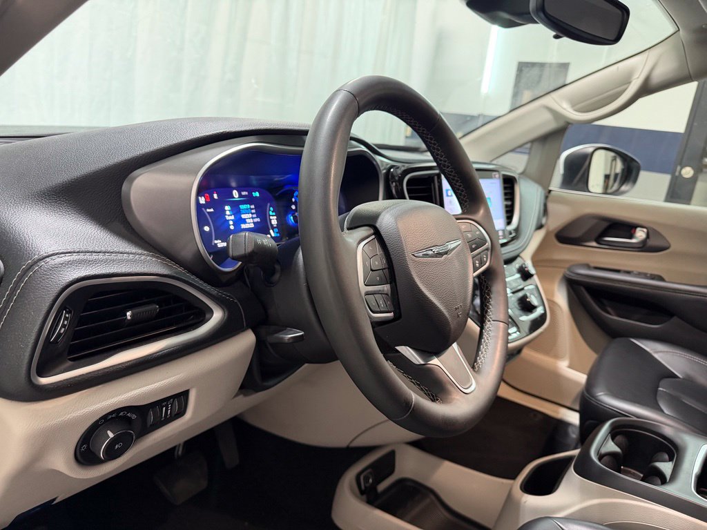 Used 2023 Chrysler Pacifica Touring-L FWD image 15