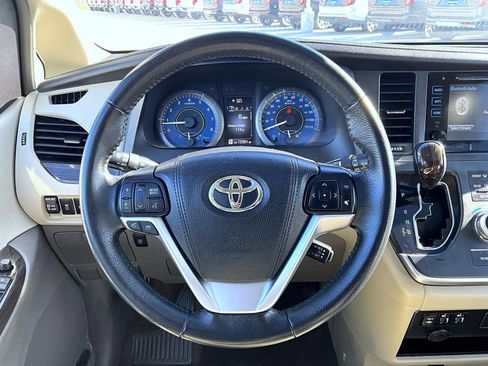 Used 2017 Toyota Sienna XLE image 11
