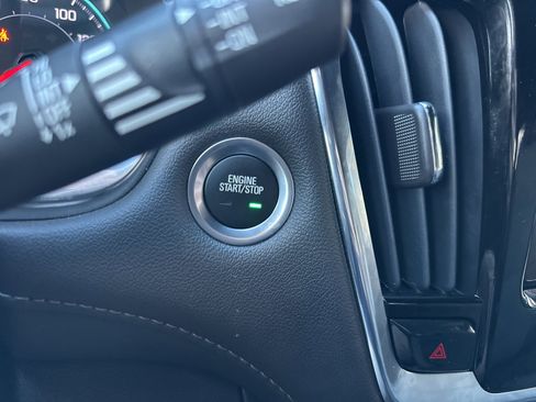 Used 2023 Chevrolet Traverse LT image 27