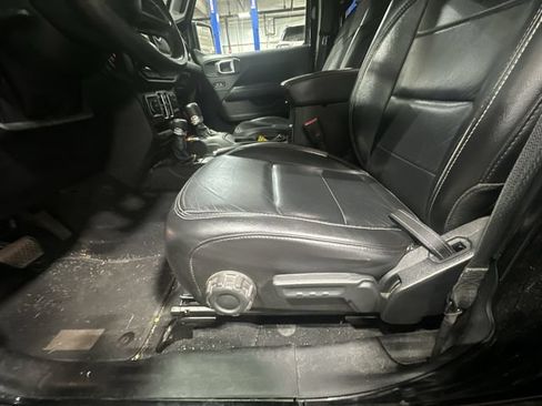 Used 2018 Jeep Wrangler Unlimited Sahara AWD/4WD image 18