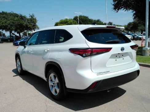 Used 2023 Toyota Highlander LE FWD image 11