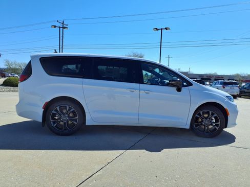 New 2026 Chrysler Pacifica Select FWD image 25