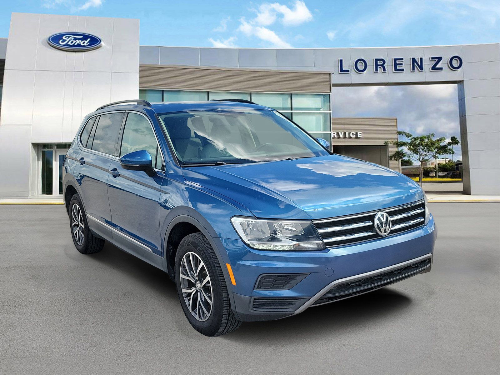 Used 2020 Volkswagen Tiguan SE w/ Panoramic Sunroof Package FWD image 3