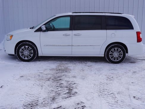 Used 2014 Chrysler Town & Country Touring-L w/ Driver Convenience Group image 3
