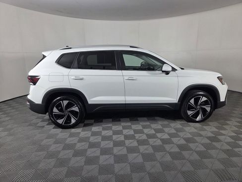 Used 2025 Volkswagen Taos SE AWD/4WD image 4