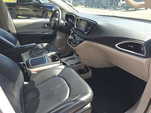 Used 2023 Chrysler Pacifica Touring-L FWD image 15