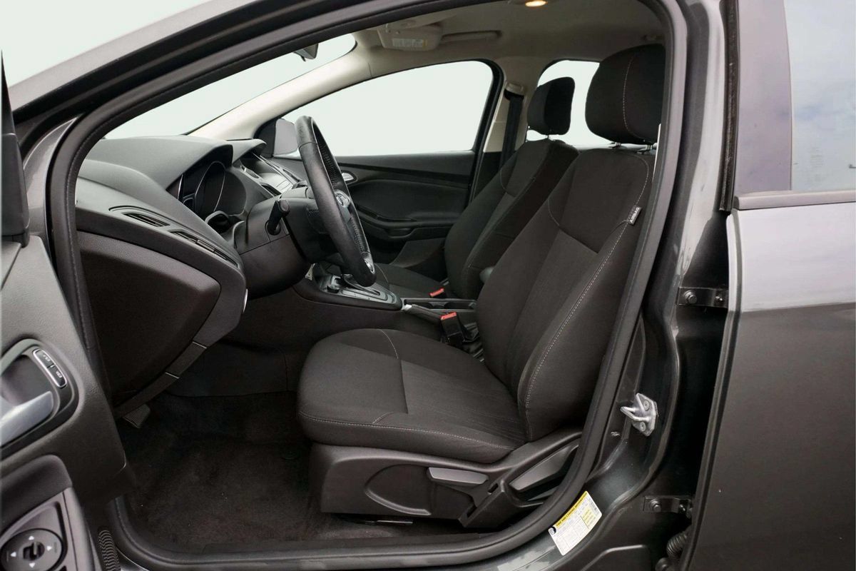 Used 2018 Ford Focus SE w/ Cold Weather Package FWD image 15