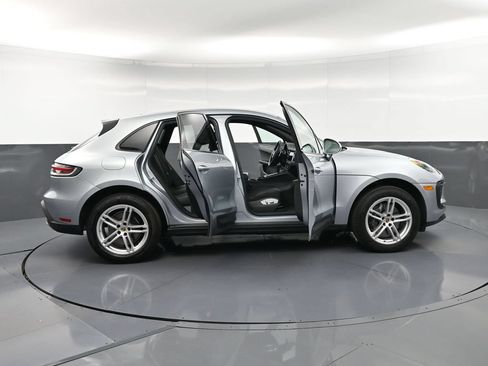 Certified 2025 Porsche Macan AWD/4WD image 34