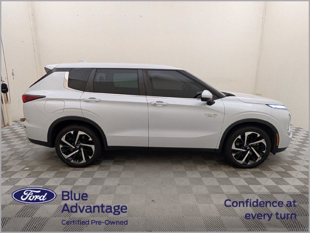 Used 2023 Mitsubishi Outlander 4WD Plug-In Hybrid image 2