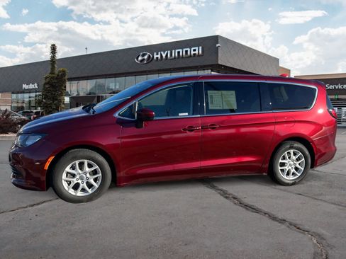 Used 2017 Chrysler Pacifica Touring image 2