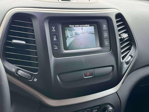 Used 2017 Jeep Cherokee Latitude w/ Comfort/Convenience Group AWD/4WD image 32