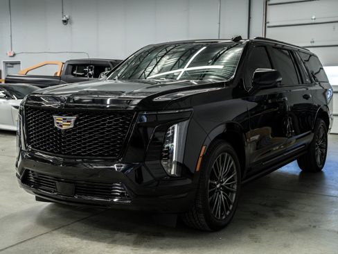 Used 2025 Cadillac Escalade ESV Sport Platinum image 5