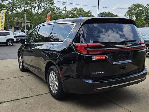 Used 2025 Chrysler Pacifica Select FWD image 5