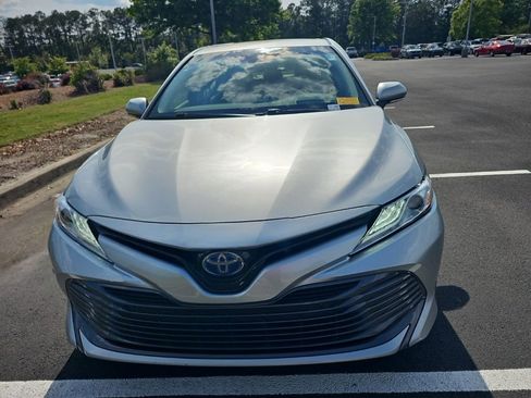 Used 2018 Toyota Camry XLE FWD image 2