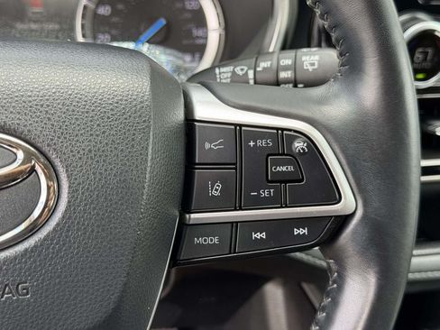 Used 2022 Toyota Highlander XLE AWD/4WD image 12