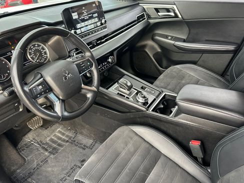 Used 2024 Mitsubishi Outlander SE image 9