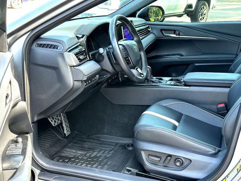 Used 2025 Toyota Camry SE w/ Convenience Package FWD image 10