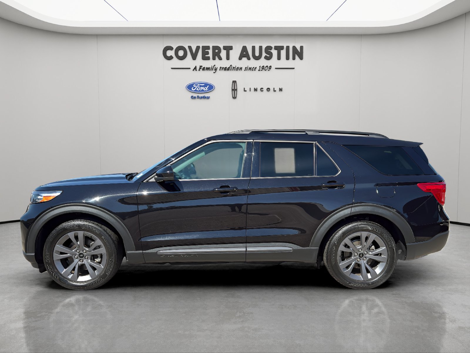 Used 2022 Ford Explorer XLT w/ Equipment Group 202A RWD image 2