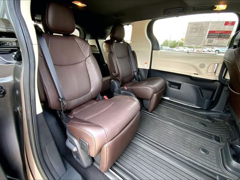 Certified 2021 Toyota Sienna Platinum image 37