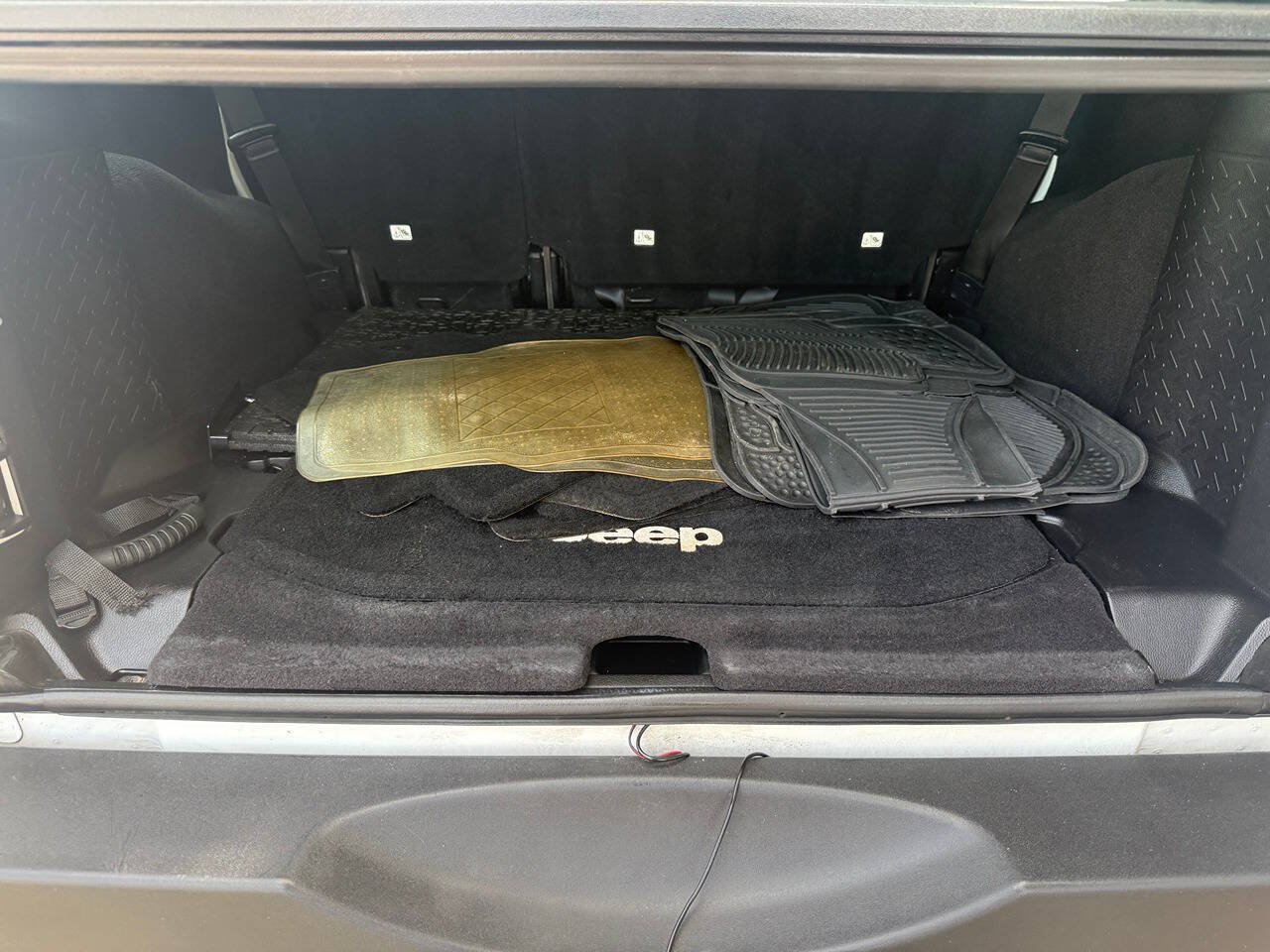 Used 2016 Jeep Wrangler Unlimited Sport w/ Connectivity Group AWD/4WD image 31