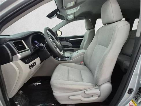 Used 2019 Toyota Highlander LE FWD image 16