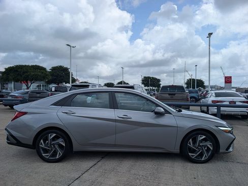 Used 2025 Hyundai Elantra Limited FWD image 3