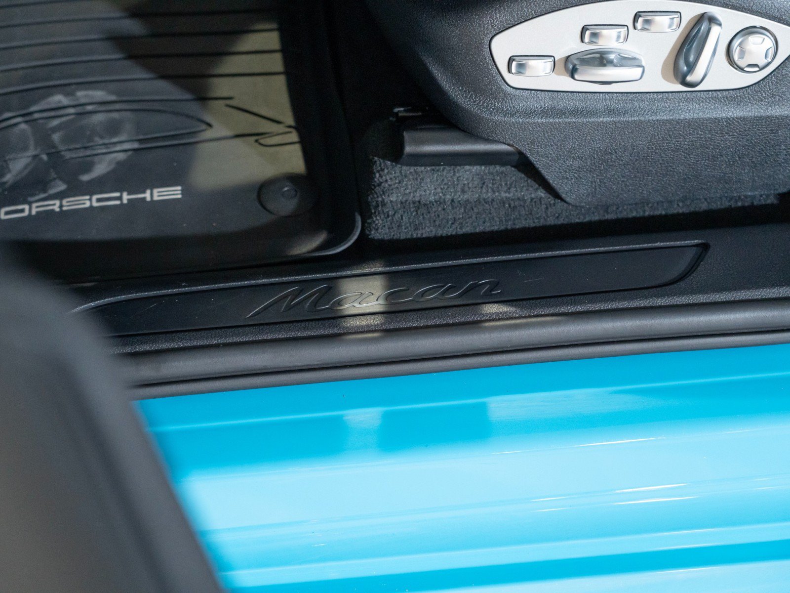 Certified 2023 Porsche Macan AWD/4WD image 12