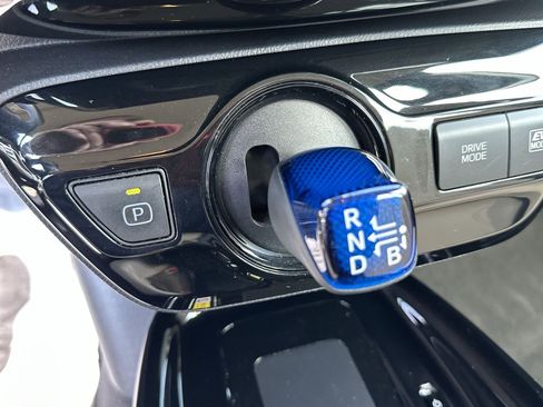 Used 2020 Toyota Prius XLE w/ Carpet Mat Package image 23