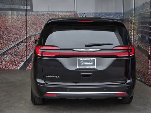 Used 2024 Chrysler Pacifica Touring-L image 7