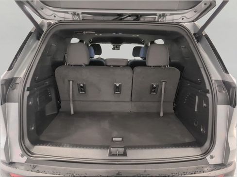 Used 2024 Chevrolet Traverse LT w/ Trailering Package AWD/4WD image 15