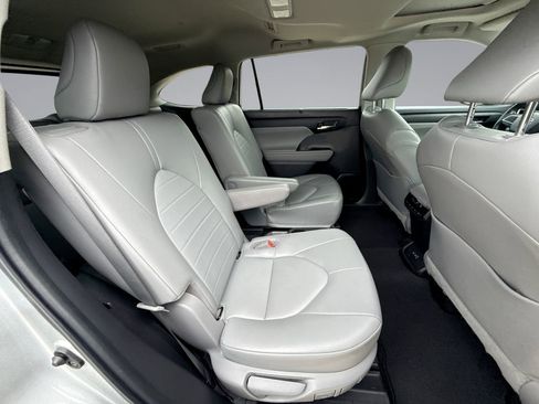 Used 2022 Toyota Highlander XLE FWD image 17