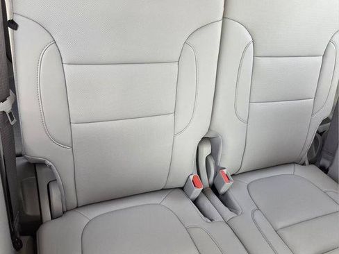 Certified 2023 GMC Acadia SLT FWD image 18