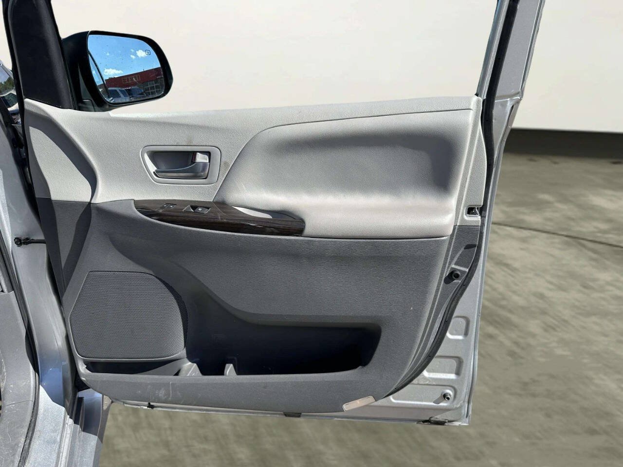 Used 2020 Toyota Sienna XLE FWD image 25