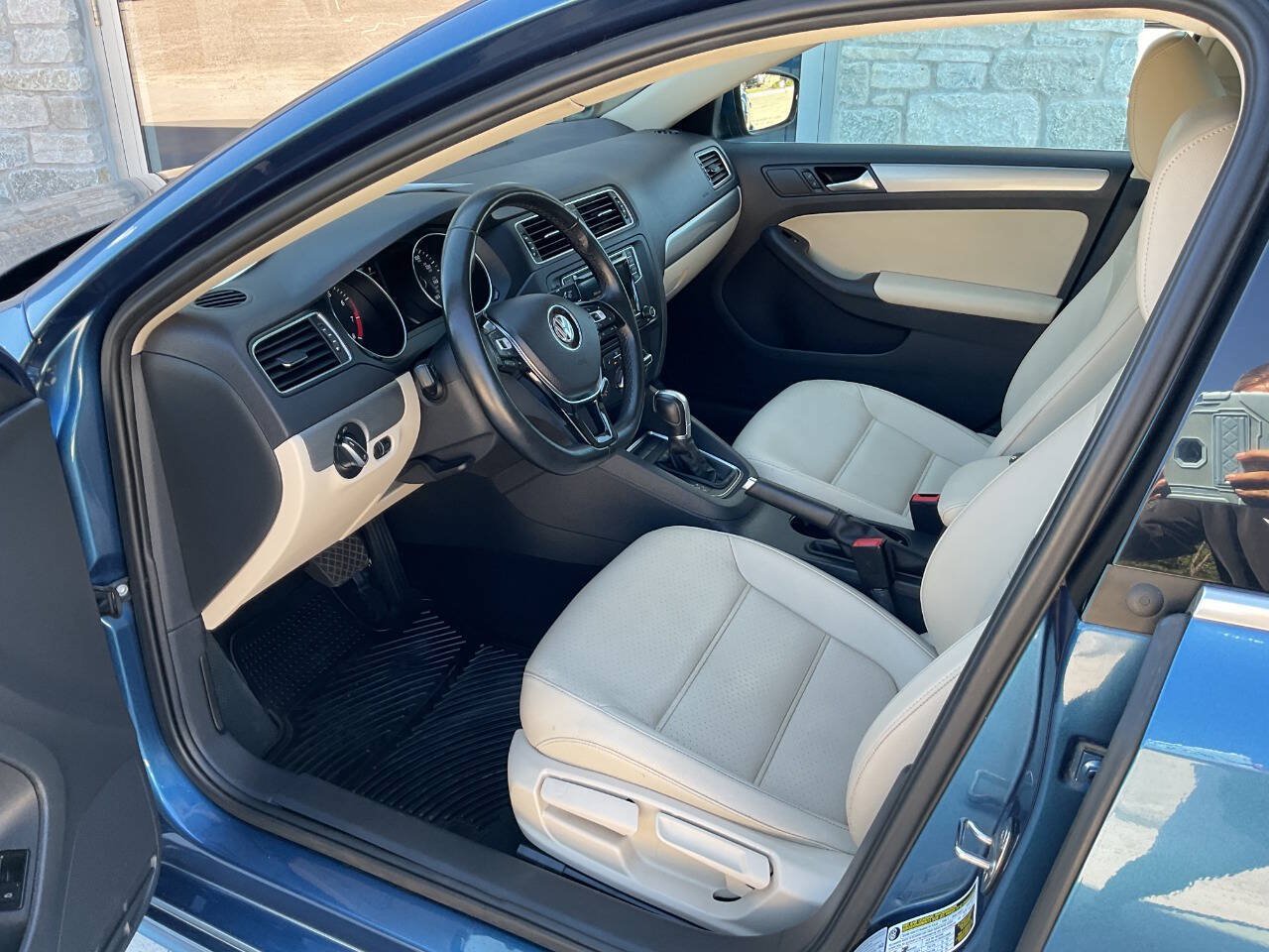 Used 2017 Volkswagen Jetta SE FWD image 14