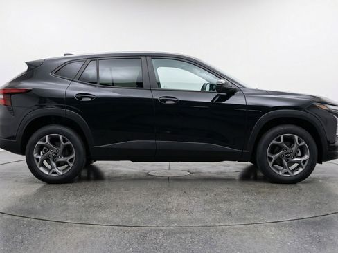 Used 2025 Chevrolet Trax LT image 11