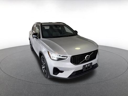 Used 2024 Volvo XC40 B5 Core image 3