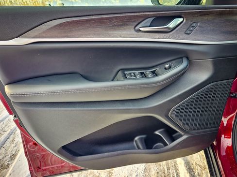 New 2025 Jeep Grand Cherokee Limited image 10