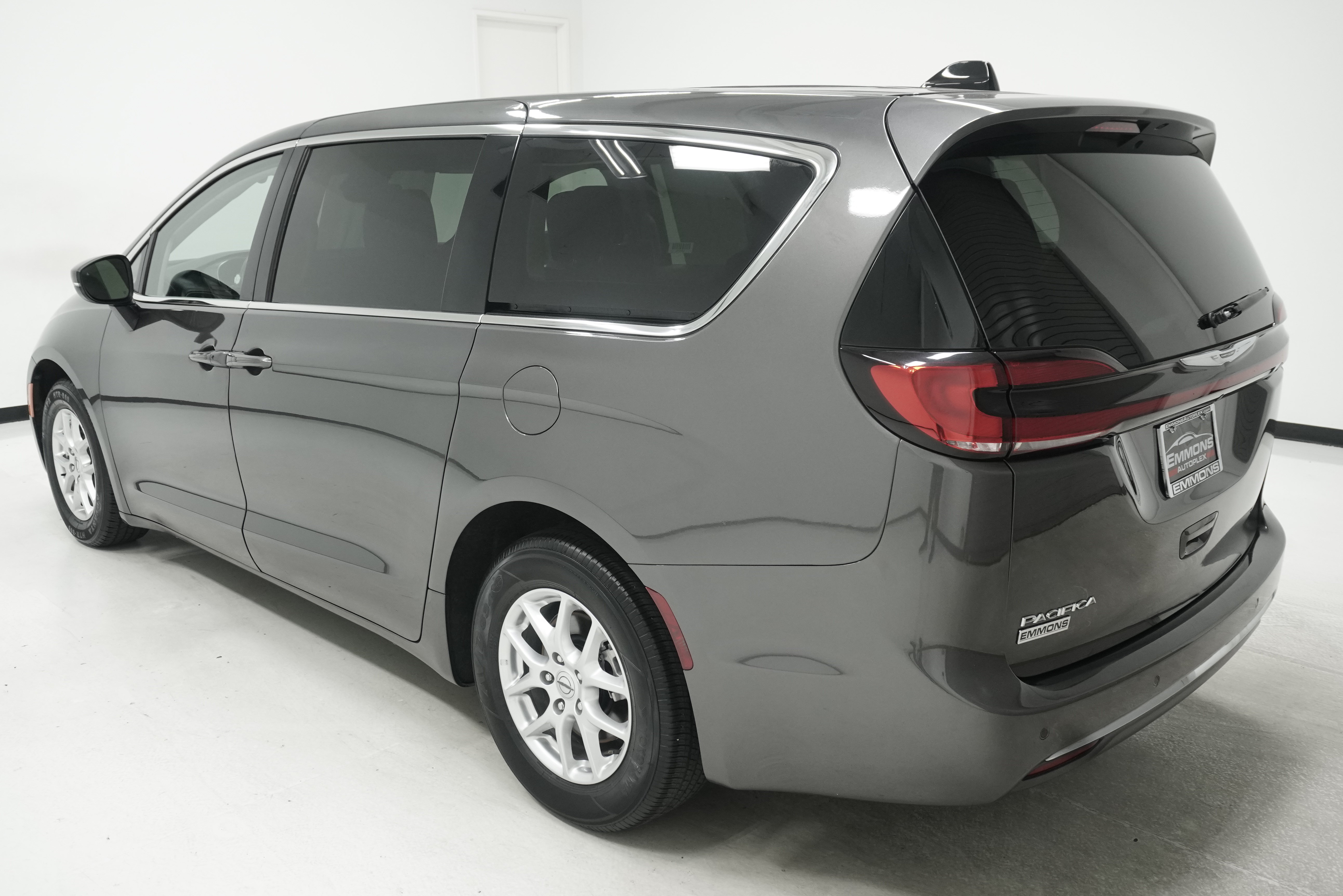 Used 2023 Chrysler Pacifica Touring-L FWD image 5