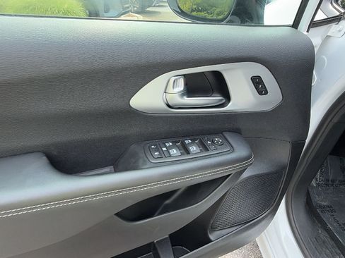 Used 2025 Chrysler Pacifica Limited FWD image 15