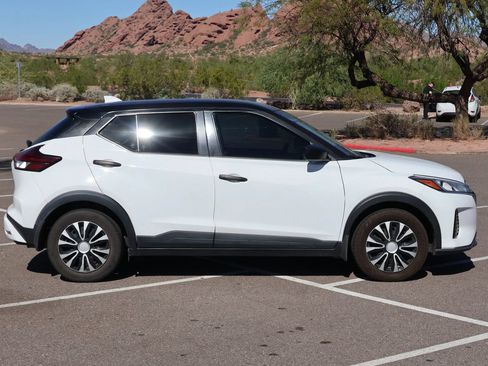 Used 2022 Nissan Kicks S FWD image 2