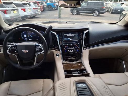 Used 2018 Cadillac Escalade ESV Premium Luxury image 3