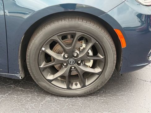 Used 2025 Chrysler Pacifica Limited FWD image 4