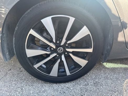 Used 2023 Nissan Sentra SV w/ SV Premium Package image 24