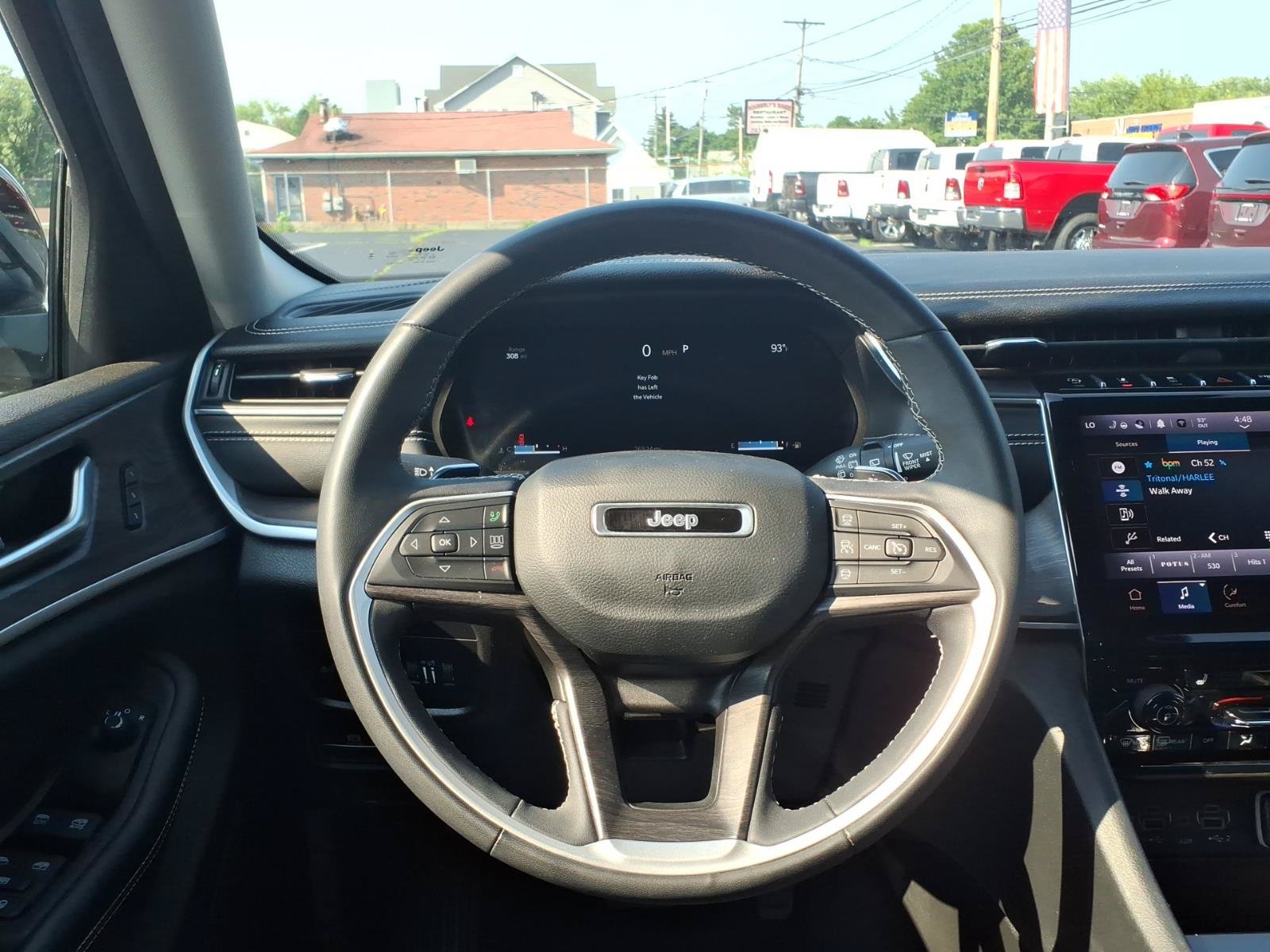 Used 2023 Jeep Grand Cherokee Limited w/ Black Appearance Package AWD/4WD image 19