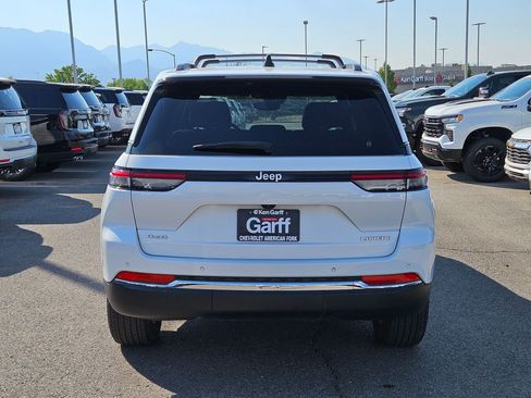 Used 2024 Jeep Grand Cherokee Laredo X w/ Luxury Tech Group I AWD/4WD image 4