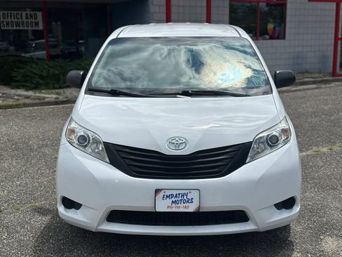 Used 2017 Toyota Sienna L FWD image 9
