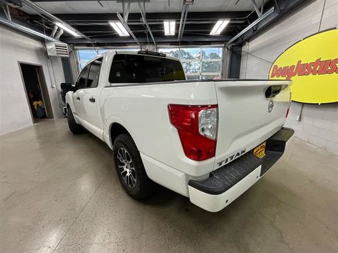 Used 2022 Nissan Titan SV RWD image 3
